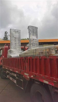 Jak odeslat plný elektrický stohovač?